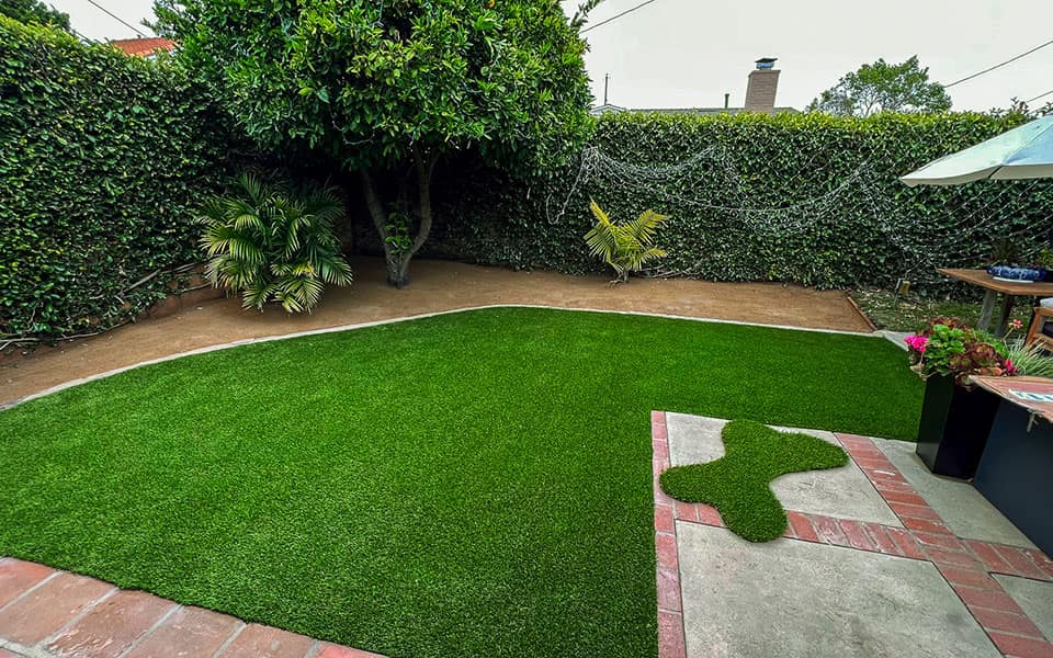 Artificial turf front lawn installed by HaloTurf